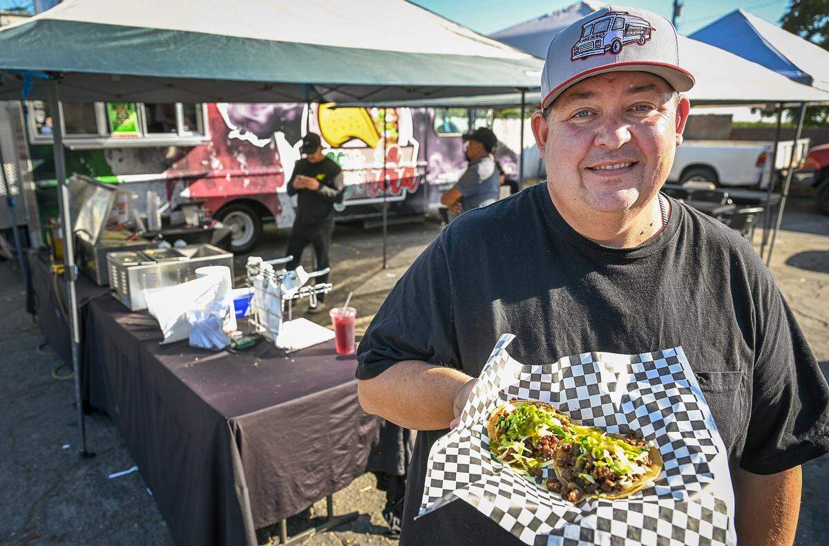 Mike Osegueda, who founded the Taco Truck Throwdown and Fresno Street Eats, gets ready to taste tacos at Tacos La Vaporera taco truck on Tuesday, Nov. 4, 2025.