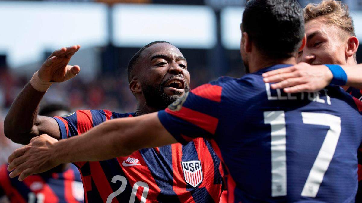 Shaquell Moore de Estados Unidos celebra su gol hoy, antes de un partido de la Copa Oro entre Estados Unidos y Canadá en el estadio Sporting Park en Kansas (EE.UU.).