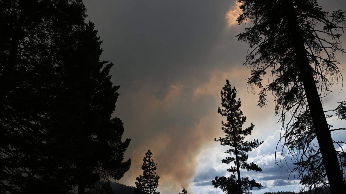 Smoke from the Garnet Fire rises, obscuring the sun in the Sierra National Forest southeast of Shaver Lake along Dinkey Creek Road Tuesday, Sept. 9, 2025.