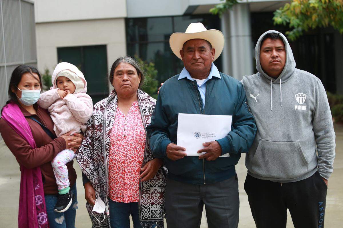 Margarito Clemente, quien es originario Huajuapan en el estado de Oaxaca, México, y vive en Bakersfield, junto a su familia después de tomar juramento a la bandera de los Estados Unidos la mañana del jueves (21 de abril) en las oficinas del Servicio de Ciudadanía e Inmigración de Estados Unidos en Fresno. 