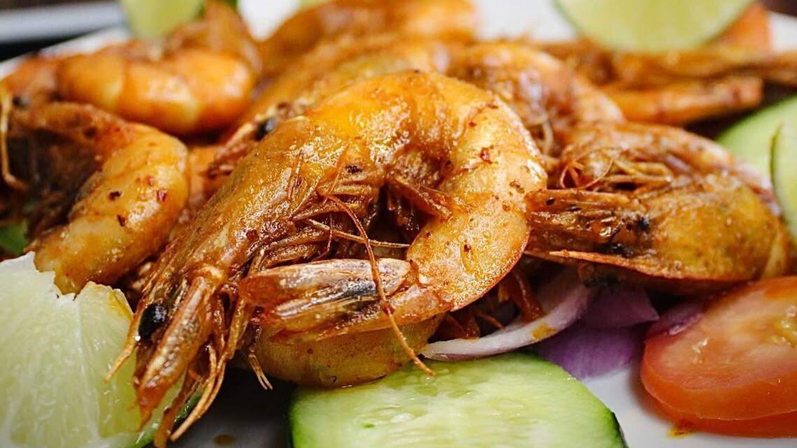 Mariscos El Barba Negra has opened in downtown Fresno, next to the Spiral Garage and on Van Ness Avenue between Kern and Inyo streets. The restaurant, which occupies the building once houses by Joe’s Steahouse, specializes in Mexican seafood with recipes originated from the coastal Mexican state of Nayarit.