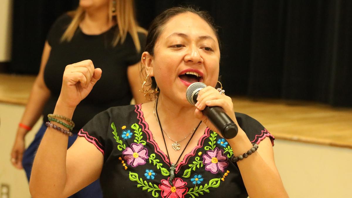 Karina Ruiz, an Arizona resident who was elected to the Mexican Senate to represent migrant Mexicans, visted the Central Valley in early July. / Karina Ruiz, senadora migrante electa, durante una visita al Valle Central a principios de julio.