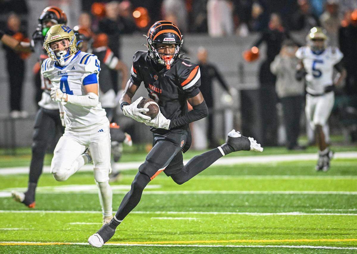 Central East's Ej Morgan catches a touchdown pass against Clovis during their Central Section Division I-AA championship game at Deran Koligian Stadium on Friday, Nov. 21, 2025.