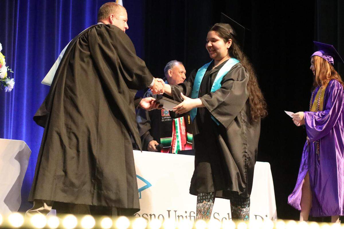 Una de las estudiantes que tomaron parte en la ceremonia de graduación de verano del Distrito Escolar Unificado de Fresno en el Audra McDonald Theater de Roosevelt High School, el viernes por la mañana.