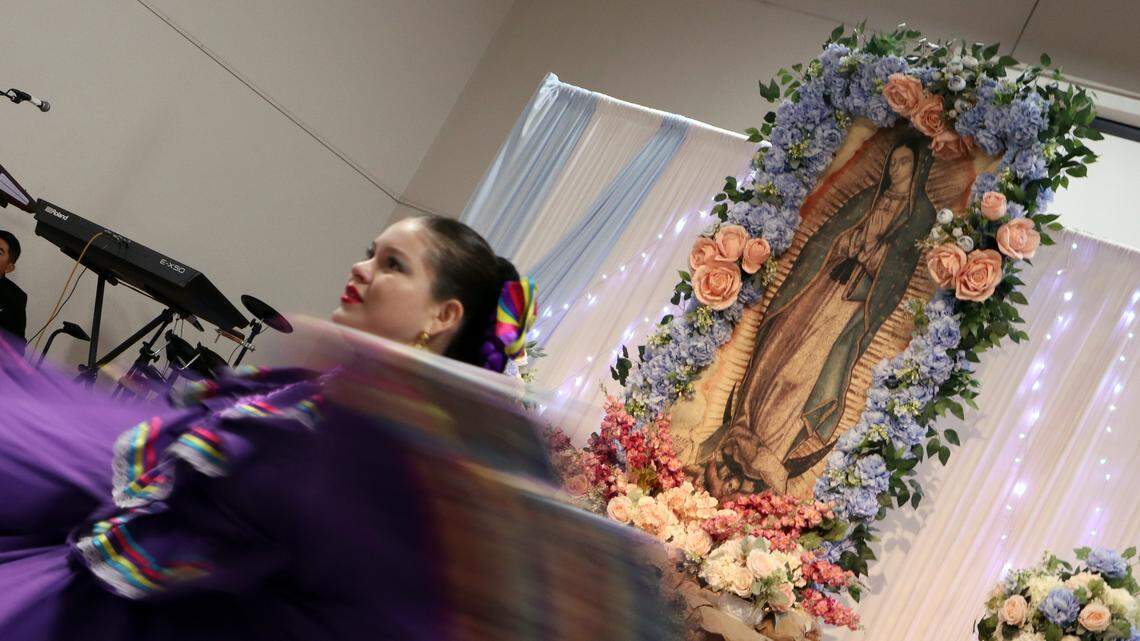 Un bailarín folclórico mexicano se presenta bajo la atenta mirada de la Virgen de Guadalupe durante una celebración en St. Joachim Catholic Church en Madera el 12 de diciembre de 2025.