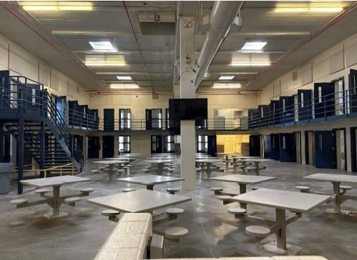 Área de sala diurna del California City Immigration Processing Center proporcionada por el operador de la prisión privada CoreCivic en presentaciones judiciales.