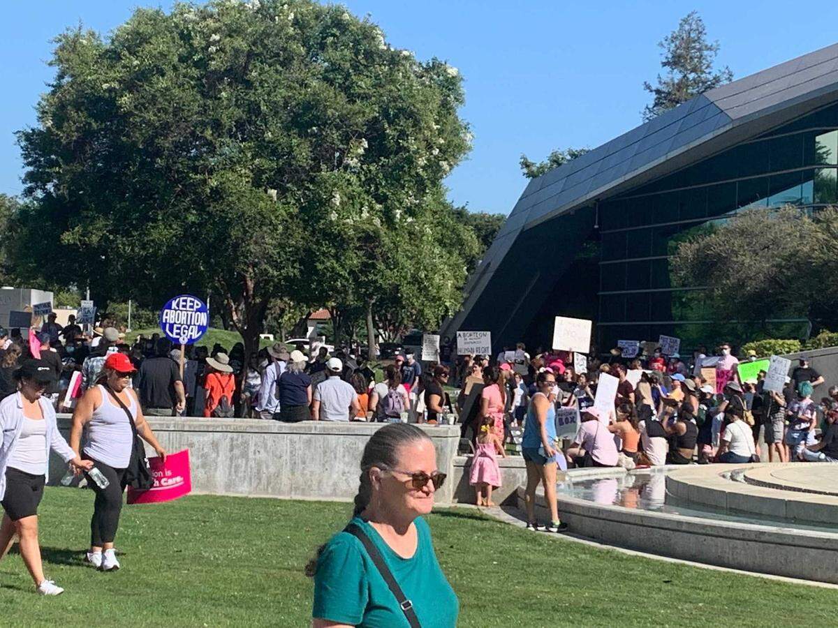 A loud and enthusiastic crowd of about 500 turned out early Saturday at Fresno City Hall to condemn the U.S. Supreme Court’s decision to overturn abortion rights.