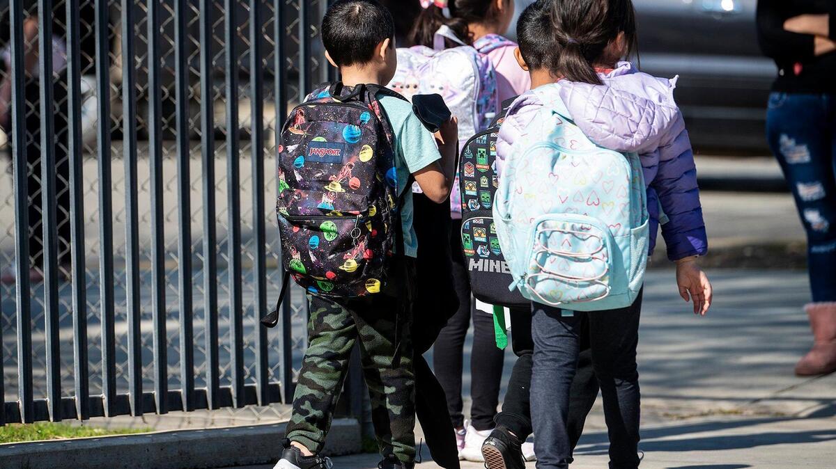 Estudiantes salen de la Primaria Planada en Planada, California, el miércoles 8 de febrero de 2023. Muchas aulas y edificios de la escuela, así como casas y negocios de toda la comunidad, resultaron dañados por las inundaciones de enero, que obligaron a miles de personas a evacuar la ciudad.