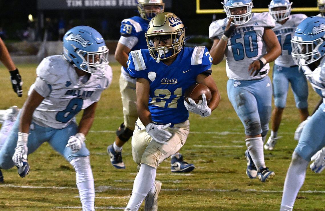 Clovis High’s Jordan Ybarra, center, runs the ball in for a touchdown against Bullard Friday nigiht, Sept. 20, 2024 in Clovis.