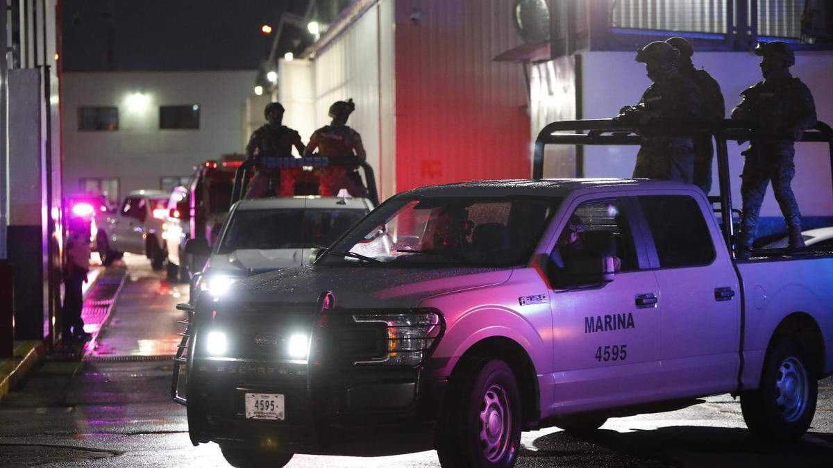Miembros de la Marina y de la Policía Federal Ministerial realizan un operativo en el Hangar de la Fiscalía General de la República Mexicana para llevar a cabo el traslado del capo Rafael Caro Quintero al Penal del Altiplano, el 15 de julio en Ciudad de México (México).