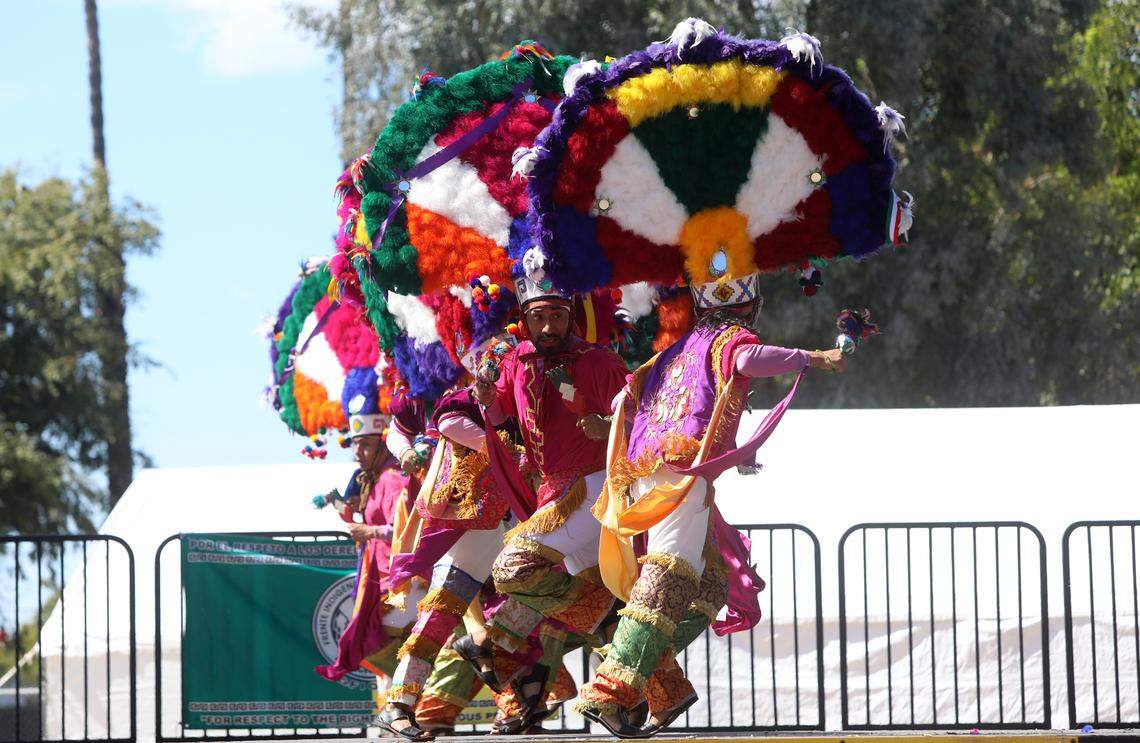 Ballet Folklórico Nueva Antequera from Los Ángeles performs ‘Danza de la Pluma’ from the Central Valleys of Oaxaca during the Guelaguetza Fresno 2022 at Calwa Park on Sept. 25, 2022. / Ballet Folklórico Nueva Antequera de Los Ángeles presentaron ‘Danza de la Pluma’ de los Valles Centrales de Oaxaca durante La Guelaguetza Fresno 2022 en el parque Calwa el 25 de septiembre 2022.