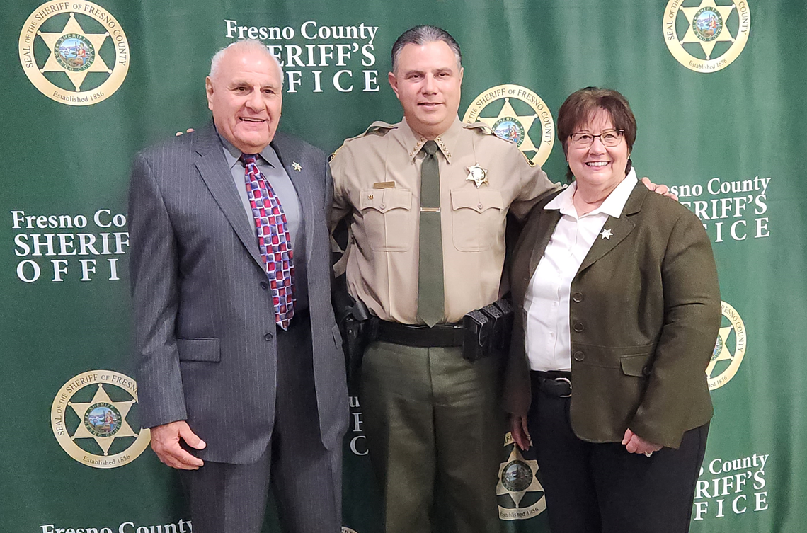 Tres generaciones de alguaciles del condado de Fresno. De izquierda a derecha: el difunto Steve Magarian, el actual alguacil John Zanoni y Margaret Mims.