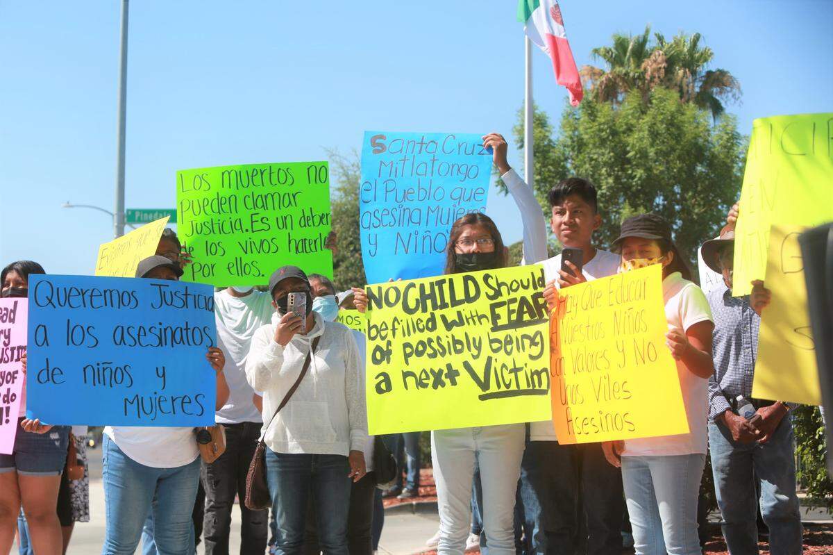 Oaxaqueños radicados en Fresno alzaron su voz la mañana del lunes (11 de julio) a las afueras del Consulado de México en Fresno pidiendo al gobierno mexicano que haga justicia y tome acción por la violencia que se está viviendo en su pueblo natal de Santiago Mitlatongo, Nochixtlán, Oaxaca.