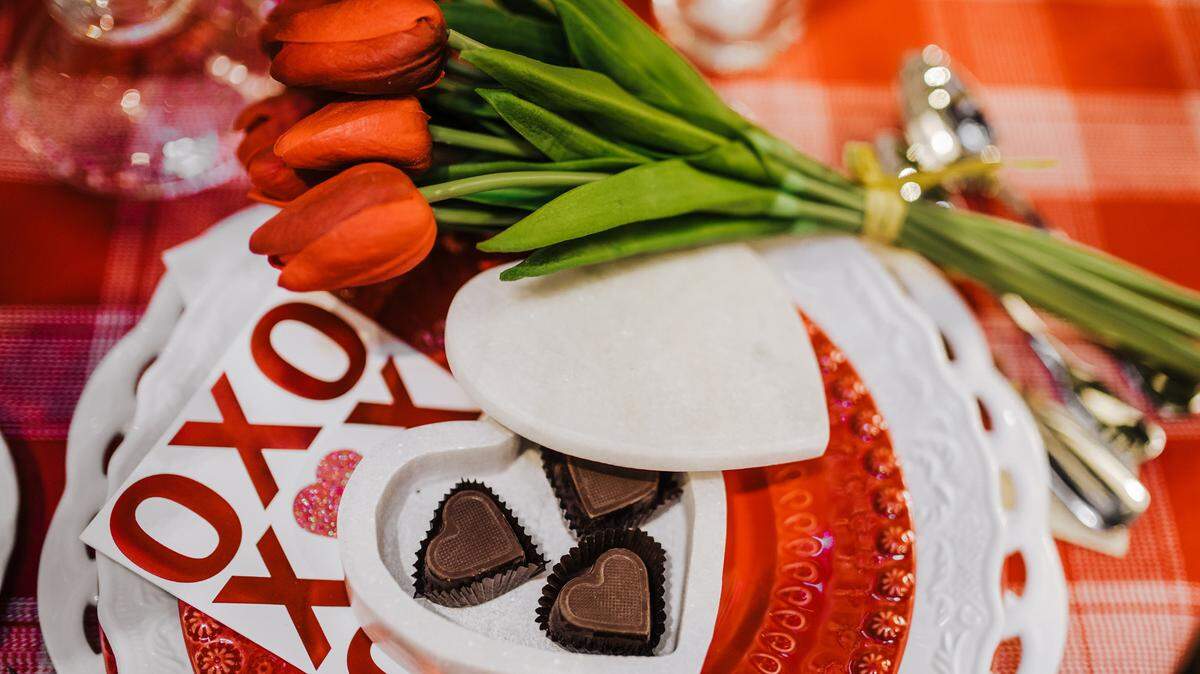 Add a table element that can act as a gift for dinner attendees so they can bring a little bit of decor back to their own homes.