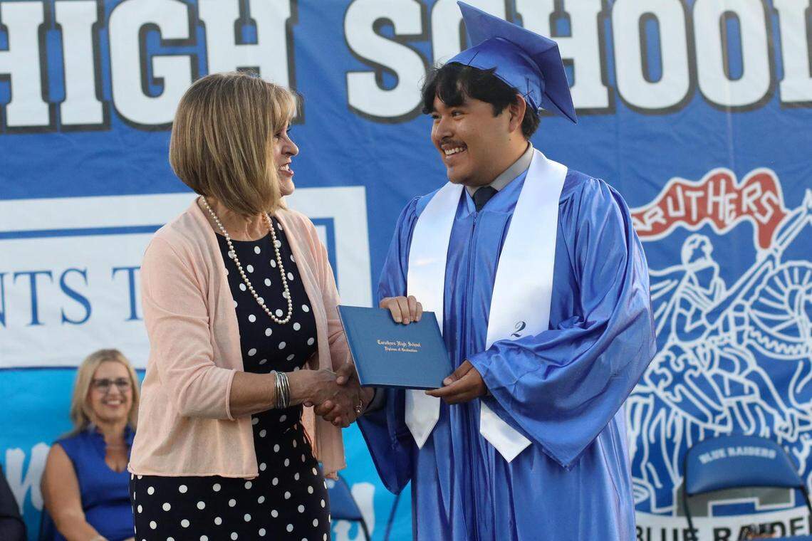 Jordan López, estudiante de último año de Caruthers High School, durante la ceremonia de graduación, el viernes 2 de junio en el estadio de la preparatoria.