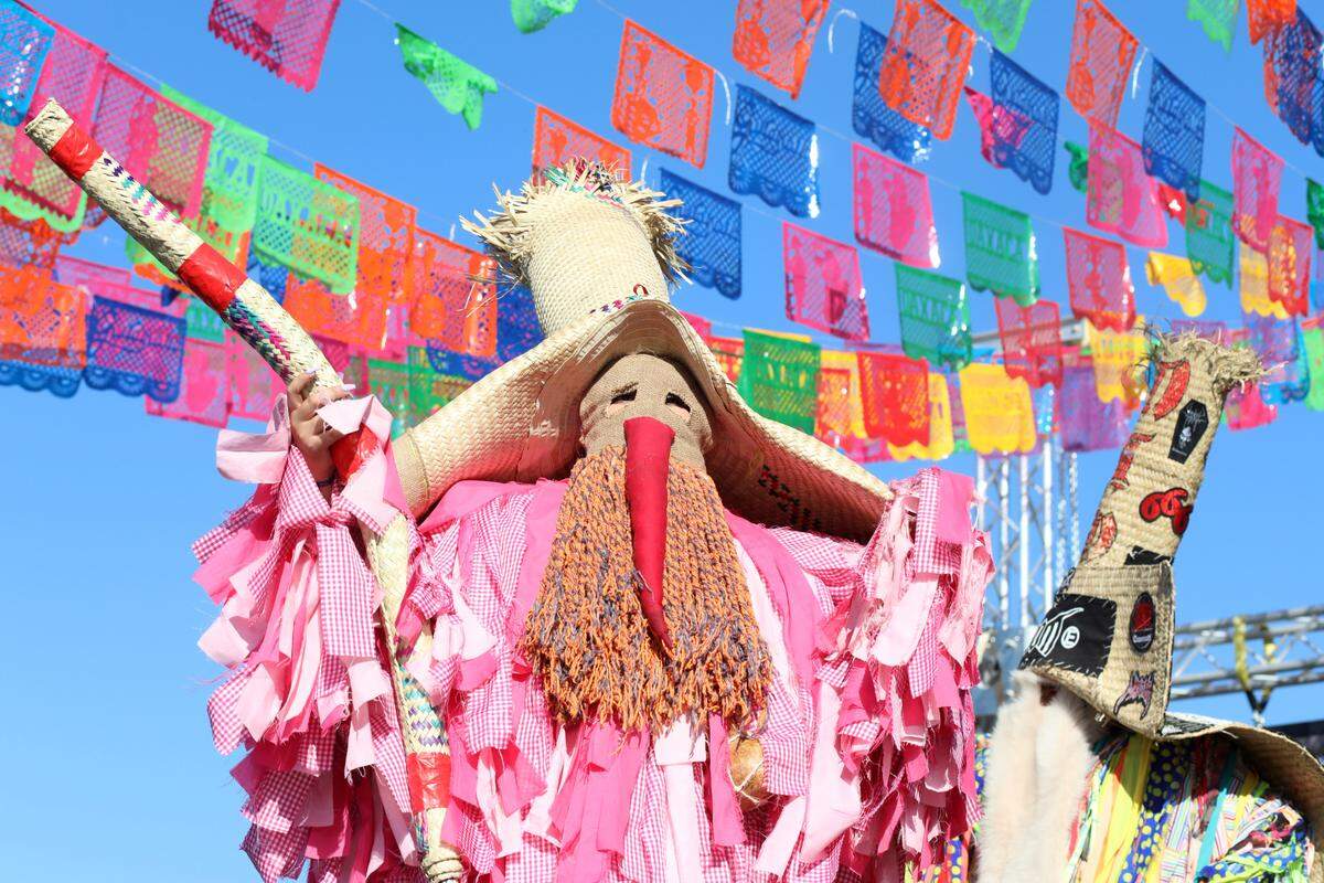 La Comparsa de los Viejos “Tiliches a la Mixteca” durante la “Vive la Guelaguetza 2023” en Madera el 8 de octubre.