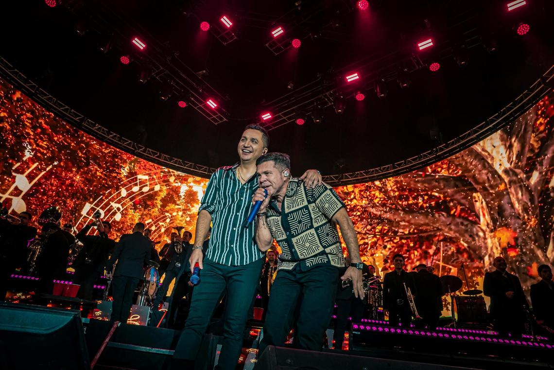 After breaking records in Mexico, Jorge Medina and Josi Cuén are bringing their “Juntos: Así o Más Claro y Que Critiquen Tour” to the U.S. with stops in Fresno and Sacramento.