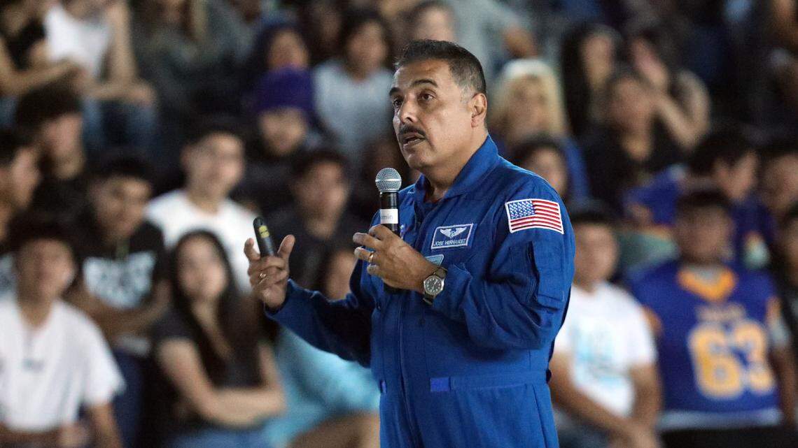 Durante una charla el 24 de agosto de 2023, el astronauta José M. Hernández dijo a los alumnos de Parlier High School que persigan sus sueños, pero que se preparen para ello. La película de Prime Video "A Million Miles Away", que se estrena el 15 de septiembre, cuenta su historia.