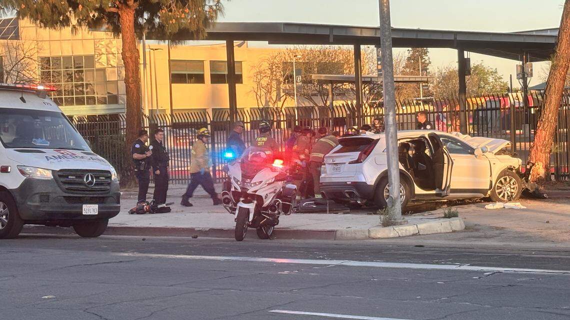 Woman crashes into a tree near downtown Fresno, police say. She was trapped