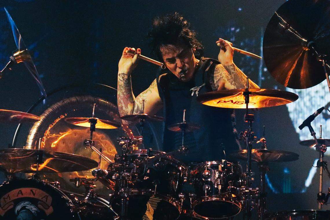 Maná drummer Alex González during their “Vivir sin Aire” tour at the Save Mart Center on Friday, November 28, 2025 in Fresno. | El baterista de Maná, Alex González, durante su gira “Vivir sin Aire” en el Save Mart Center el viernes 28 de noviembre del 2025 en Fresno.