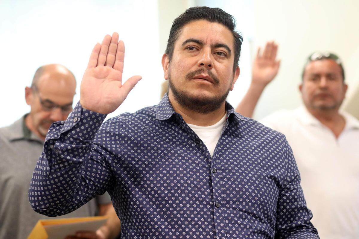 Ramón Torres fue una de las personas del Valle proveniente de varios países incluyendo México que tomaron juramento a la bandera de los Estados Unidos durante una ceremonia de naturalización en la oficina del USCIS en Fresno el martes, 18 de julio.