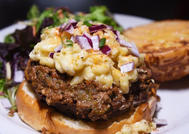 La hamburguesa Joe, una hamburguesa de ocho onzas cubierta con macarrones de cuatro quesos, con aoili de mostaza IPA, siracha y cebolla morada, servida en The Craft House, fotografiada el jueves 4 de abril de 2019 en Clovis. El restaurante entró en la lista de los 50 mejores lugares para comer de Yelp.com.