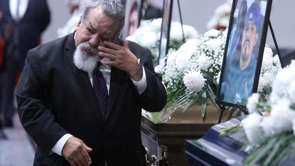 Bob Arriaga, empleado de la funeraria Reade &amp; Sons, se emociona cerca del ataúd de Juvenal Jacobo Talavera, uno de los siete trabajadores agrícolas que fallecieron en un accidente el 23 de febrero en una carretera rural del Condado de Madera, durante una misa y servicio funeral en la sala multiusos de Kerman High School, el 9 de marzo de 2023.