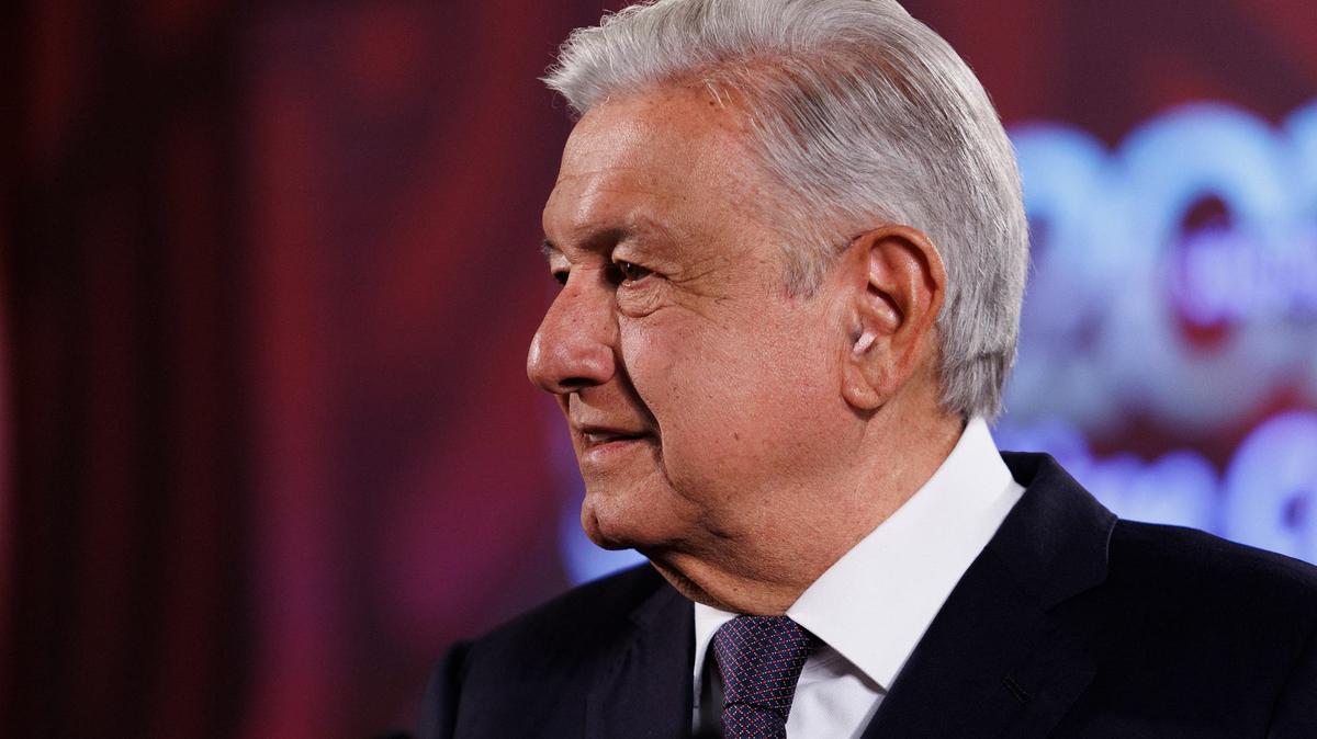 Fotografía cedida este miércoles por la Presidencia de México del mandatario, Andrés Manuel López Obrador, durante una conferencia de prensa este miércoles en el Palacio Nacional de Ciudad de México (México). El presidente mexicano, Andrés Manuel López Obrador, desestimó este miércoles el amago de huelga que hicieron los trabajadores del Poder Judicial por su polémica reforma para transformar el sistema de justicia y elegir por voto popular a los jueces y a la Suprema Corte. /Photo provided this Wednesday by the Mexican Presidency of President Andrés Manuel López Obrador, during a press conference this Wednesday at the National Palace in Mexico City (Mexico). Mexican President Andrés Manuel López Obrador on Wednesday dismissed the threat of a strike by the Judicial Branch workers over their controversial reform to transform the justice system and elect judges and the Supreme Court by popular vote.