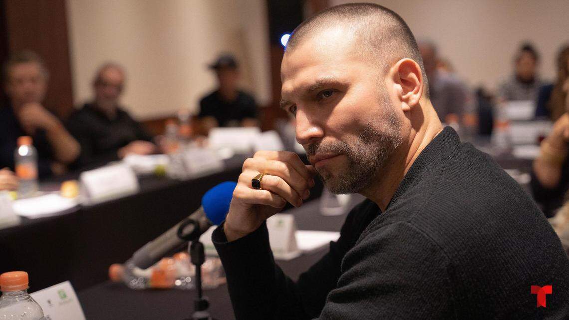 La superestrella Rafael Amaya como el legendario Aurelio Casillas en una de las primeras lectura de guión de la exitosa serie ‘El Señor de los Cielos’ por Telemundo.