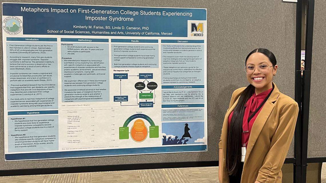 Para su tesis de psicología, la oradora Kimberly Farías, estudiante universitaria mexicano-estadounidense de primera generación, y con doble licenciatura en ciencias políticas y psicología, se centró en el impacto que tienen las metáforas en los estudiantes universitarios de primera generación que experimentan el síndrome del impostor.