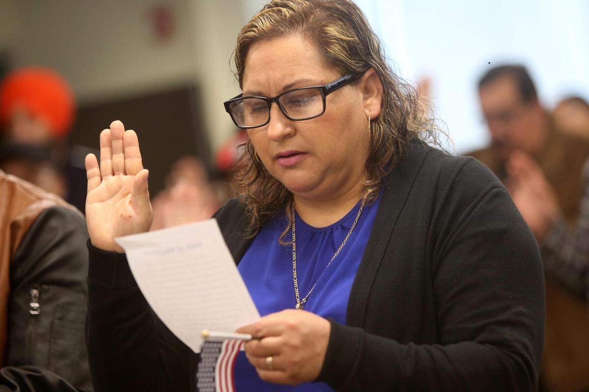 Ma. De la Luz Rodríguez de Burgos tomó juramento de lealtad a la bandera de los Estados Unidos la mañana del jueves (16 de febrero) durante una ceremonia de naturalización en Fresno.&nbsp;