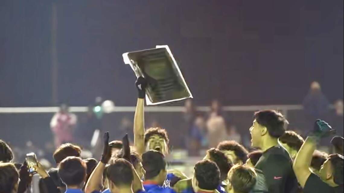 Caruthers High gana el campeonato de fútbol masculino de la Sección Central en homenaje a su querido entrenador