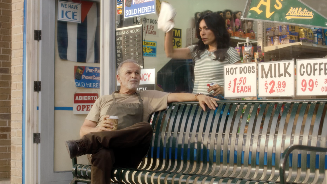  El actor cubano Tony Plana y la actriz peruana Claudia Zevallos, en una escena de la cinta ‘A Snowy Day In Oakland.’ Ellos representan a los únicos latinos en ese mundo afroamericano de la cinta donde interpretan a padre e hija propietarios de una tienda de comestibles. 