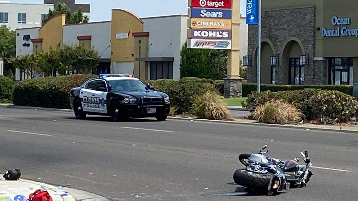 A motorcyclist suffered major injuries in a single-vehicle accident which closed the westbound lanes of Shaw Avenue between Sunnyside and Cole in Clovis, Sunday afternoon, July 25, 2021.