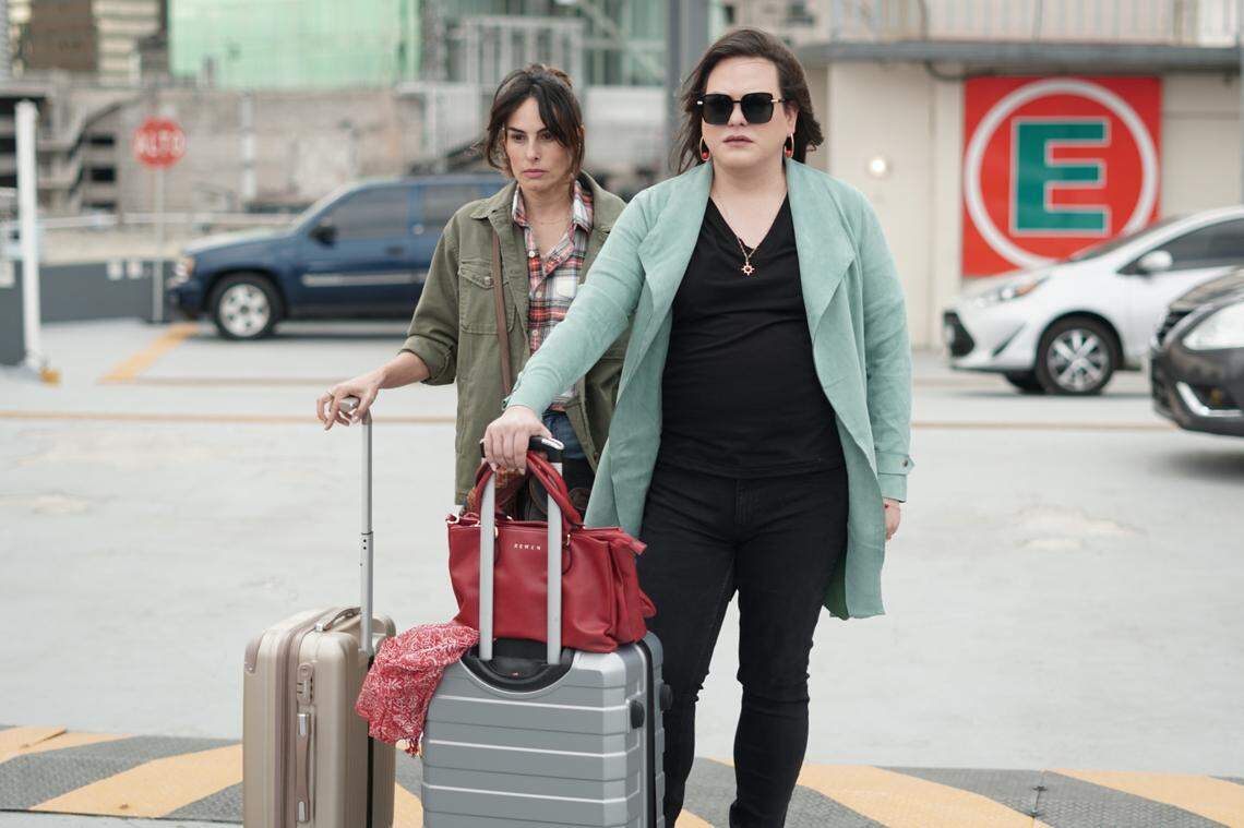 Daniela Vega junto a Ana Serradilla en una escena de la nueva serie original de ViX+ ‘La Rebelión.’