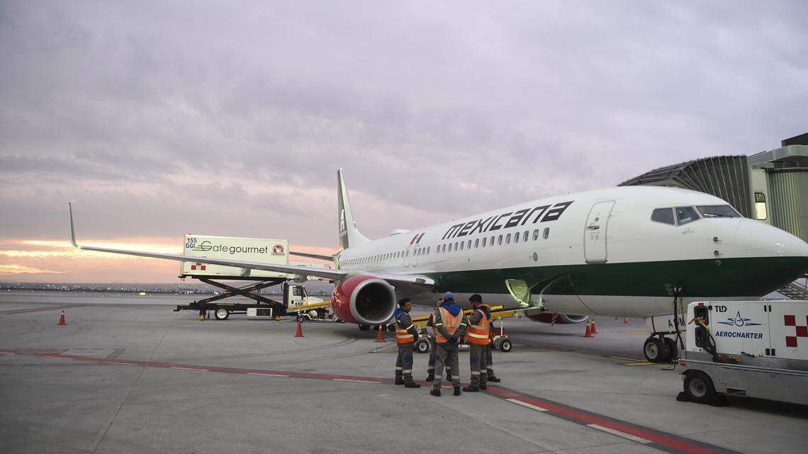 Fotografía de un avión de la compañía Mexicana de Aviación que reanudó sus vuelos el 26 de diciembre de 2023.