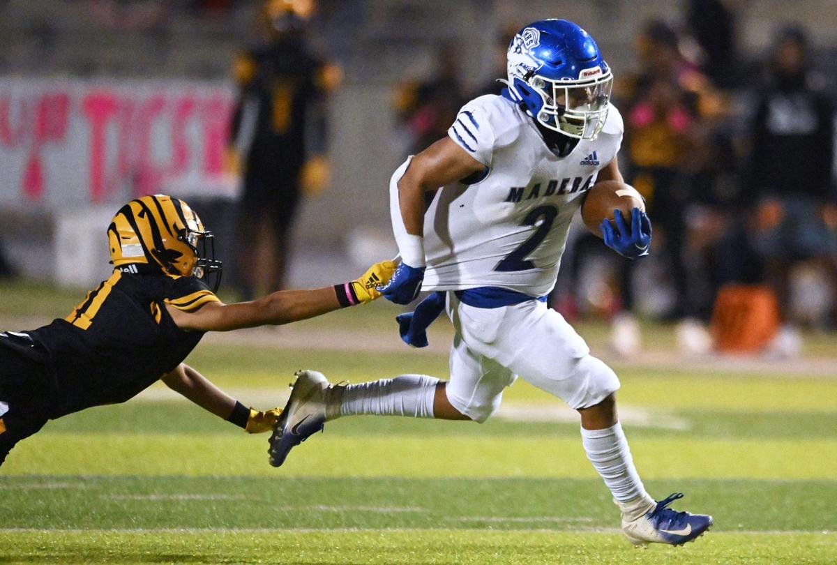 Madera’s Blake Burton, right, outruns Edison’s Arturo Alejandrez Jr, left, for a touchdown Friday, Oct. 20, 2023 in Fresno.