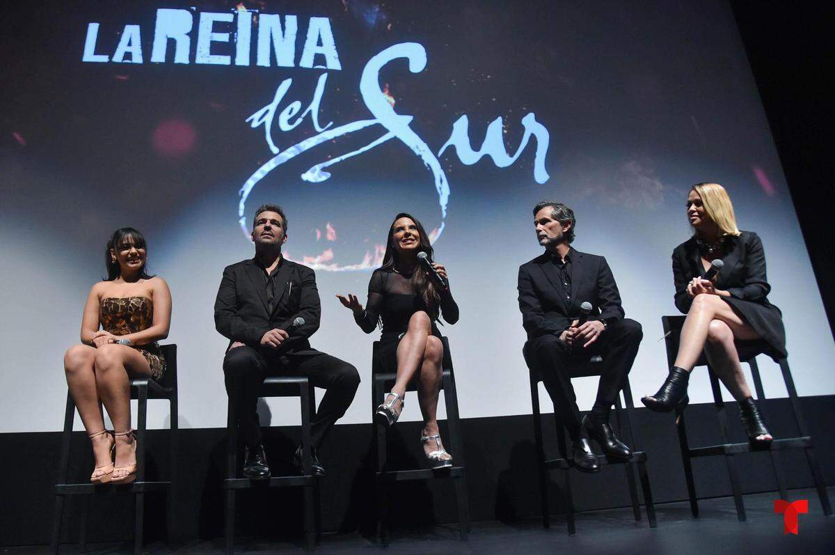 En la foto: (de izquierda a derecha) Isabella Sierra, Pepe Rapazote, Kate del Castillo, Humberto Zurita, Karen Barroeta, en el estreno de La Reina del Sur 3 el 5 de octubre de 2022, en Latino Co. en The LATC en Los Ángeles, California.