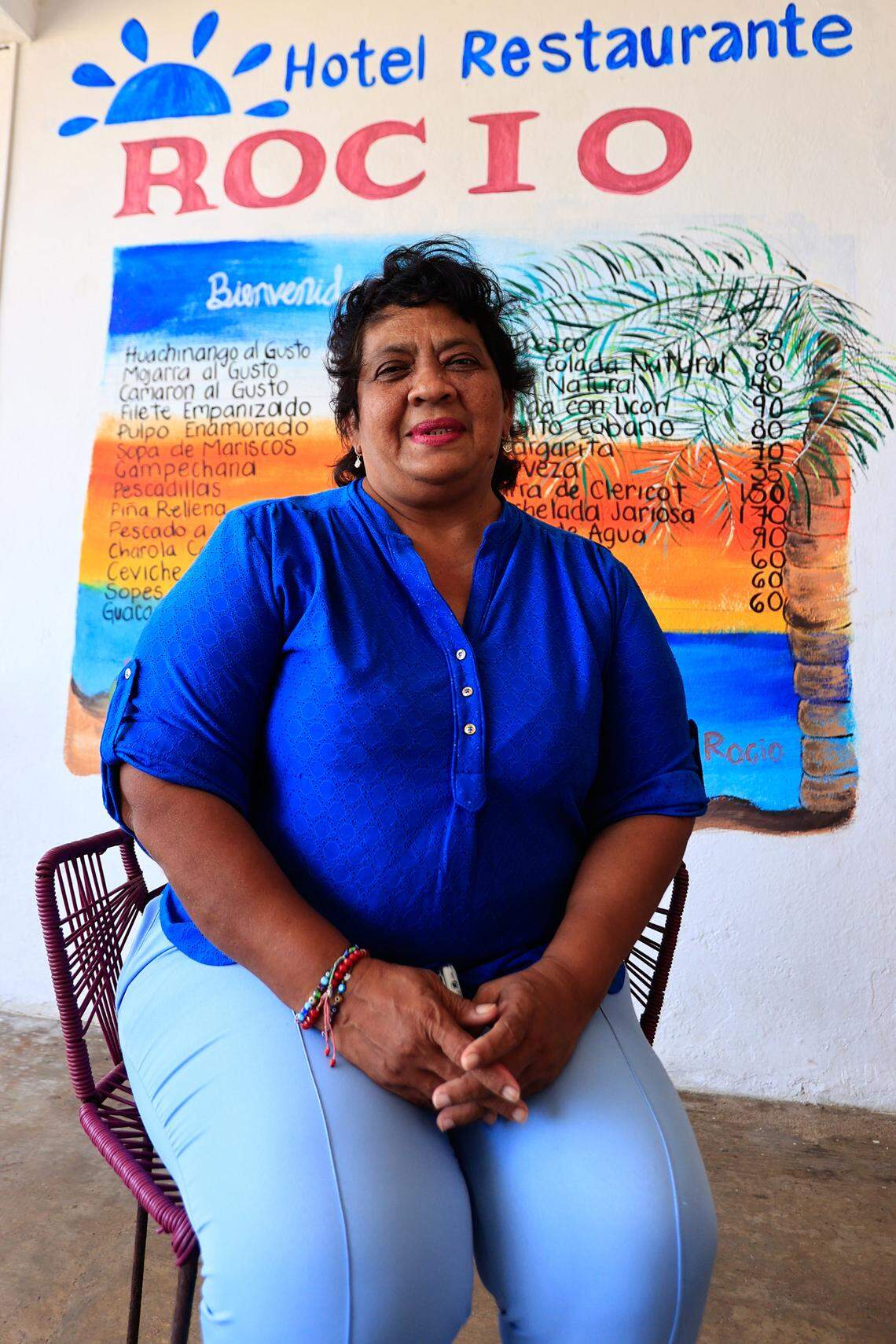 María Nelly Mejía, originaria de Pie de la Cuesta y presidenta de la Unión de Propietarios de Negocios, ofrece una entrevista en el balneario de Acapulco en el estado de Guerrero. / María Nelly Mejía, originally from Pie de la Cuesta and president of the Union of Business Owners, gives an interview in the resort of Acapulco in the state of Guerrero.