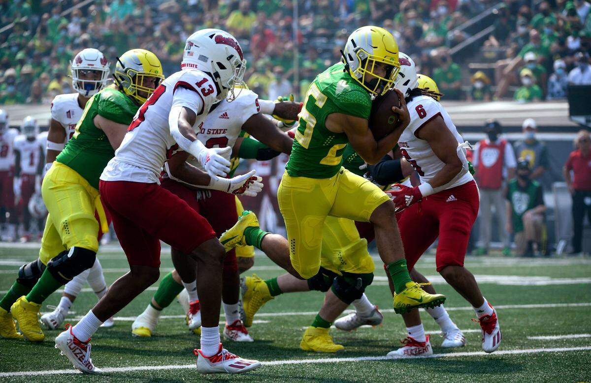 Oregon running back Travis Dye scores during the first quarter against Fresno State on Saturday, Sept. 4, 2021, in Eugene, Ore.