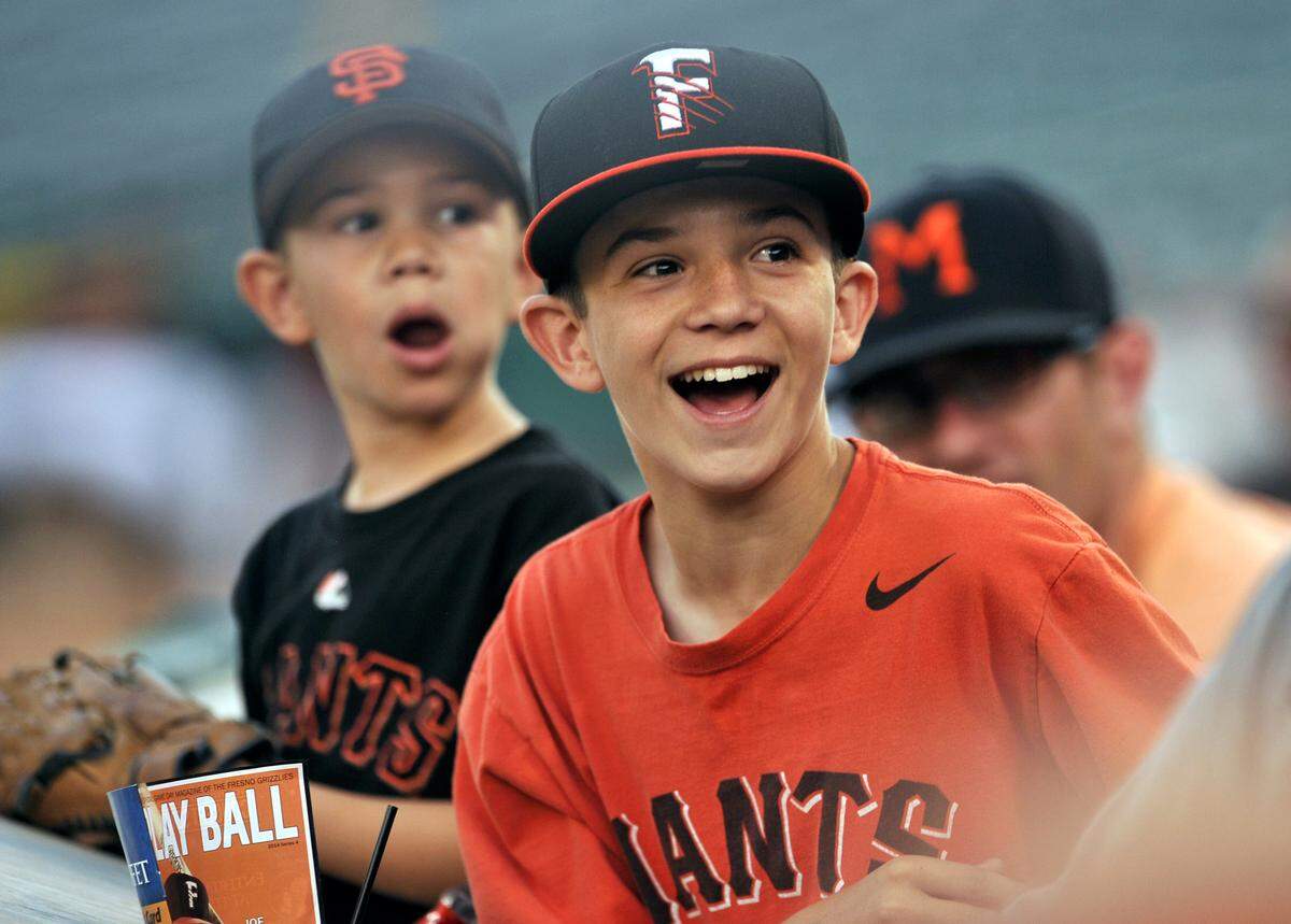 Aunque los colores del equipo y el aspecto general de los Fresno Grizzlies han cambiado a lo largo de los años, la franquicia Triple-A ha mantenido el logotipo de la F acuchillada que estaba en su lugar desde el inicio del club de béisbol en 1998.