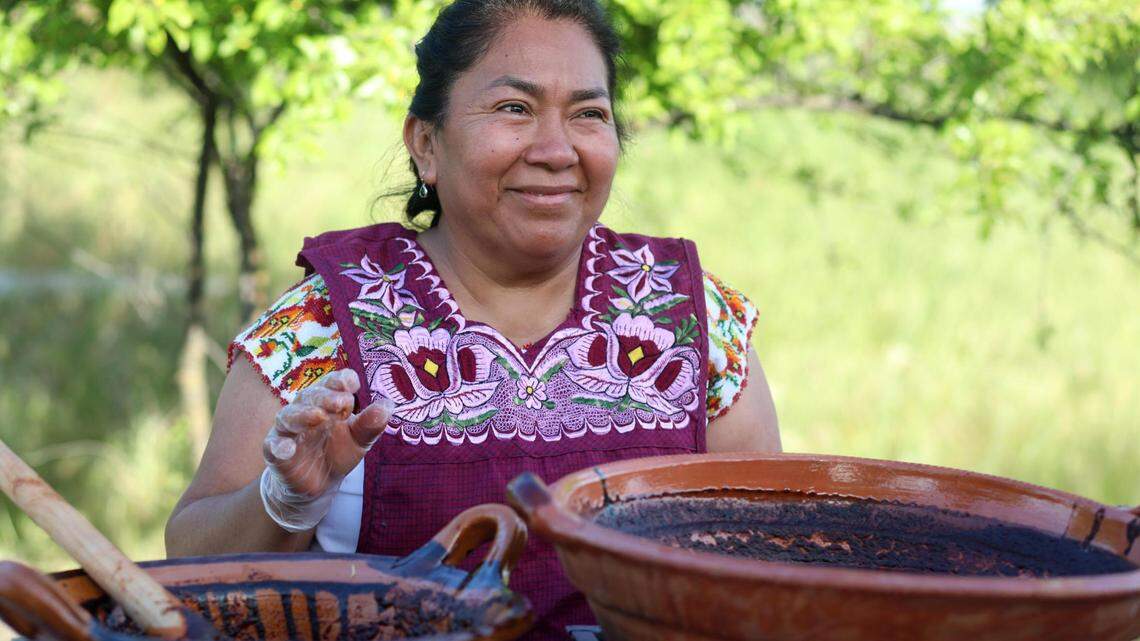 Rosa Hernández, mixteca, quien es cofundadora del Colectivo Sabor a Mi Tierra, compartió su conocimiento culinario ancestral sobre el mole mixteco durante Cocina cultural: ‘el sabor del hogar: cada platillo cuenta una historia’ a finales del mes de abril en Madera.