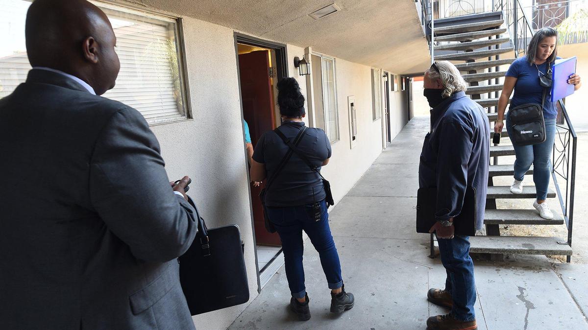 El gerente de Fresno Code Enforcement, Rodney Horton, se fue, observa a los inspectores del departamento hacer las rondas en los apartamentos de Manchester Arms, el jueves 17 de junio de 2021, para reinspectar las unidades y confirmar que las violaciones dentro de las unidades se han corregido. Hicks dijo: “La habitabilidad es un problema que queremos lograr aquí en Manchester Arms y, por supuesto, eliminar las infracciones de viviendas deficientes”.