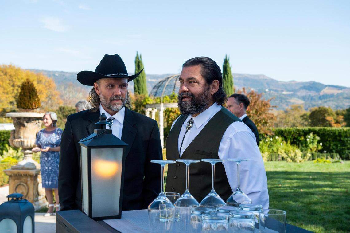 El actor Daniel Mora (derecha) platicó recientemente con Vida en el Valle sobre cómo fue personificar a Rafael Morales en la serie de televisión ‘Casa Grande’, que ahora se transmite solo en Amazon Freevee y Amazon Prime. Mora junto al actor canadiense nacido en Australia John Pyper-Ferguson (izquierda), que personifica a Sawyer Clarkman en la serie.