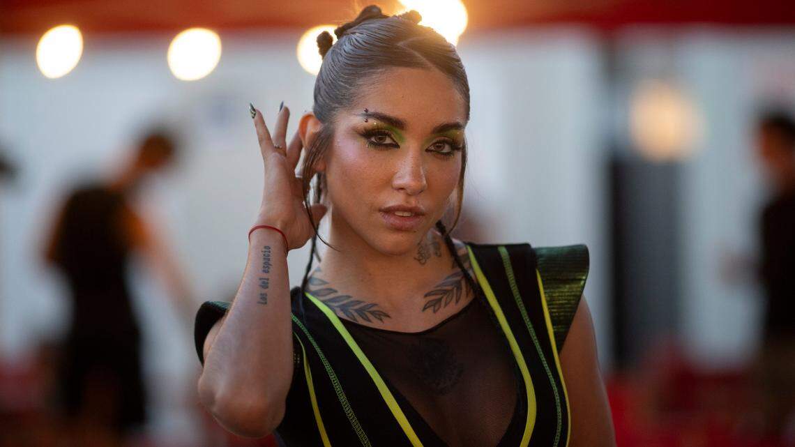 La cantante argentina María Becerra, que ha actuado en el Festival Cruïlla, de Barcelona ha hablado en una entrevista de su gira mundial, los proyectos musicales en los que está trabajando y sobre lo que supone ser ‘la nena’ de Argentina.