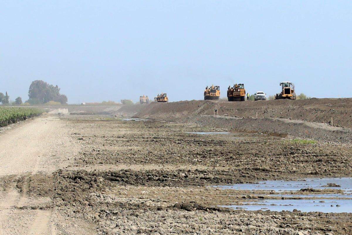 Heavy machinery work on the levee that protects the City of Corcoran from the flooding at the old Tulare Lake Tuesday, April 25, 2023 south of Corcoran, CA.