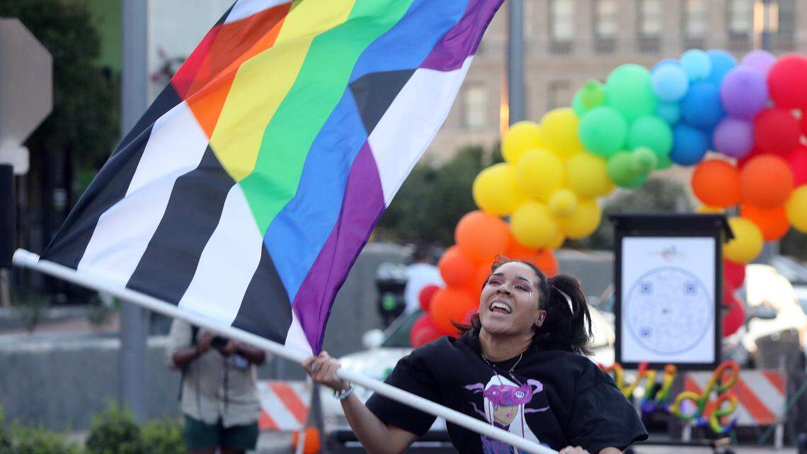 Una artista enarbola una bandera de aliado heterosexual en el festival callejero "Iluminemos nuestro orgullo y nuestra salud mental" de la Comisión de Oportunidades Económicas de Fresno, el 24 de junio. La celebración fue organizada por el Centro de Recursos LGBTQ+de la EOC.