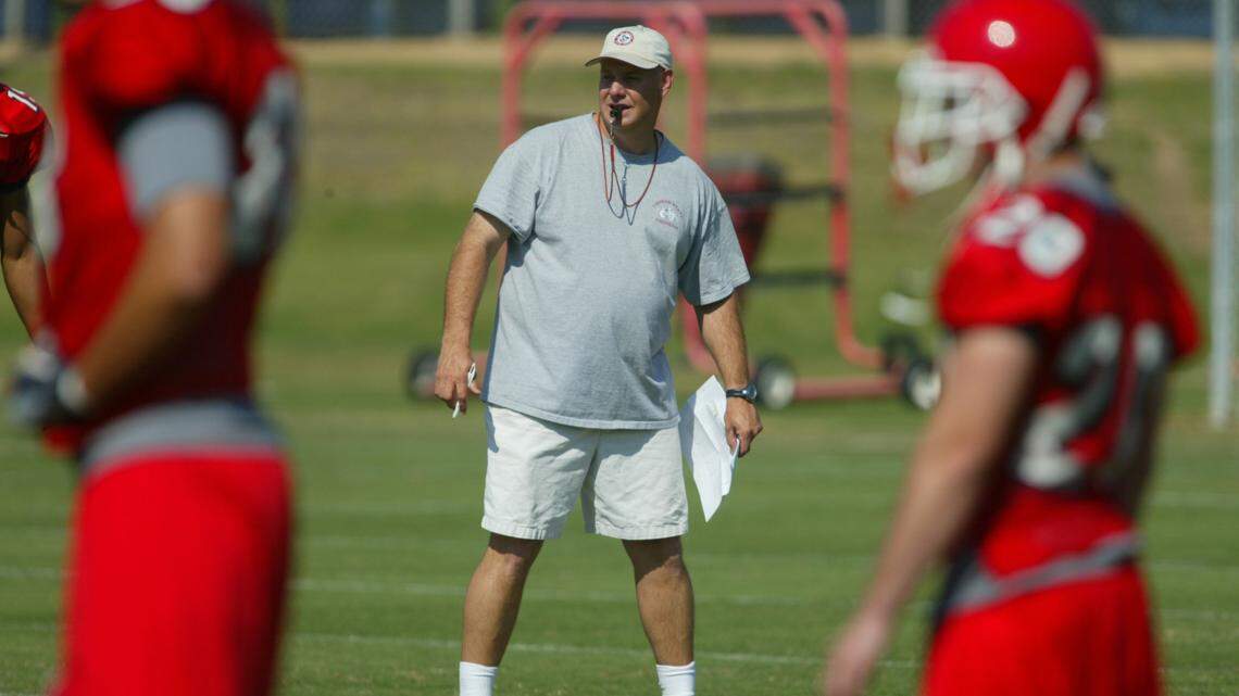 Special teams coach John Baxter watches intently during a spring drill in 2007. Baxter is returning to the Bulldogs coaching staff under Jeff Tedford in 2022.
