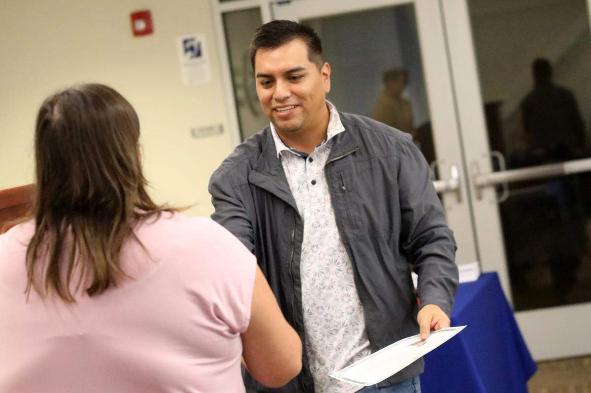 Jonathan Romero, de 32 años, fue una de las 39 personas de 10 países que juraron lealtad a la bandera de Estados Unidos el 17 de octubre durante una ceremonia de naturalización en Fresno.