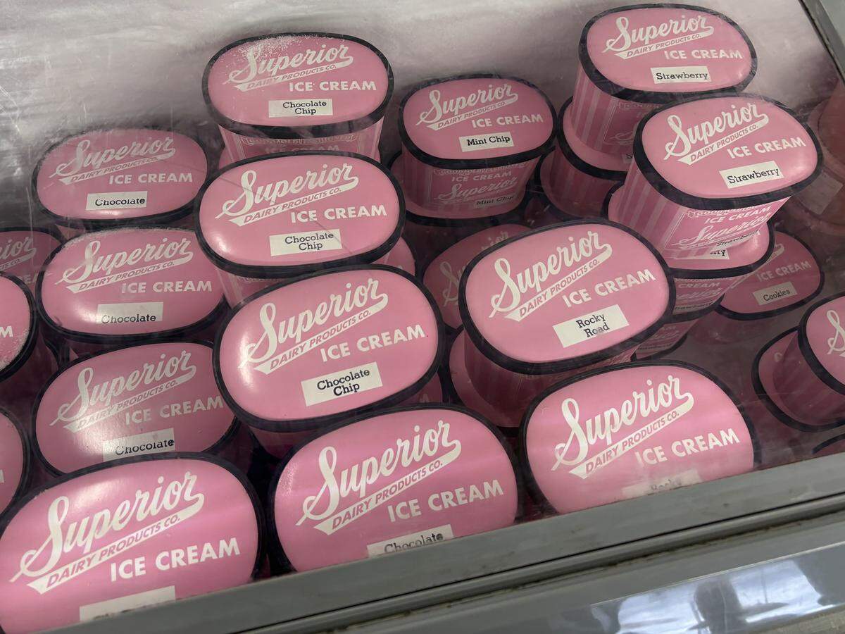 Superior Dairy, el querido sitio de helados en el Valle Central desde 1929, está siendo remodelado. La popular heladería, que ha estado en Hanford por casi 100 años, cerró temporalmente sus puertas por importantes renovaciones el 13 de abril.